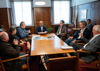 Bürgermeister Michael Ritsch (Mitte) im Gespräch mit Vertreter:innen der Bürgerinitiative (von links): Rudolf Gort, Helga Geher, Günther Vogel, Werner Braun, Marco David und Herbert Kristavcnik.
Foto: Alexandra Serra