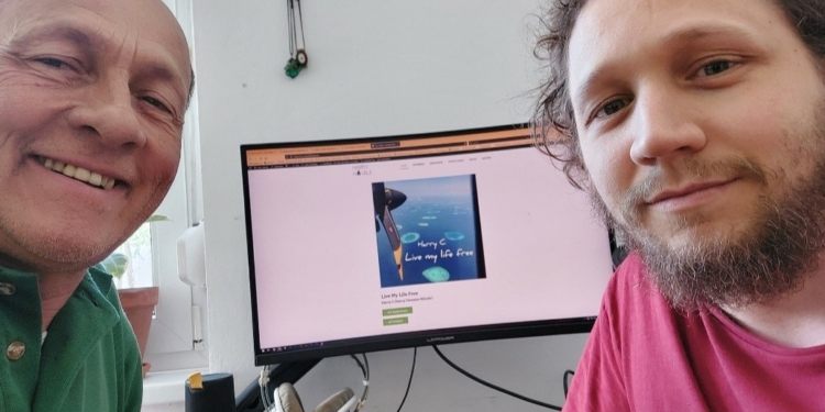 Harry C. Häusle mit David K. Solèr, der das Cover des neuen Albums gestaltete