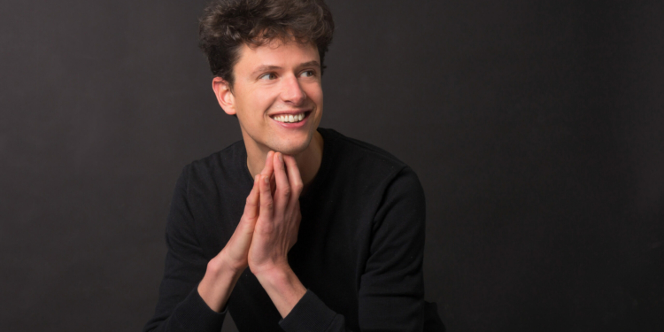 Leonhard Garms dirigiert beim Festival texte & töne 21 das Symphonieorchester Vorarlberg. Foto: Gerhard Fally