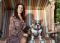 Coiffeuse Renata Berkes mit ihrem Hund Paco. © Bandi Koeck