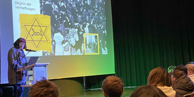 Evelyne Bermann sprach vor der gesamten Schule. © Bandi Koeck