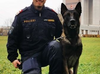 Symbolbild mit Pascal Scheidbach und Polizeihund Quento von Nacheron. Quelle: Polizei Feldkirch