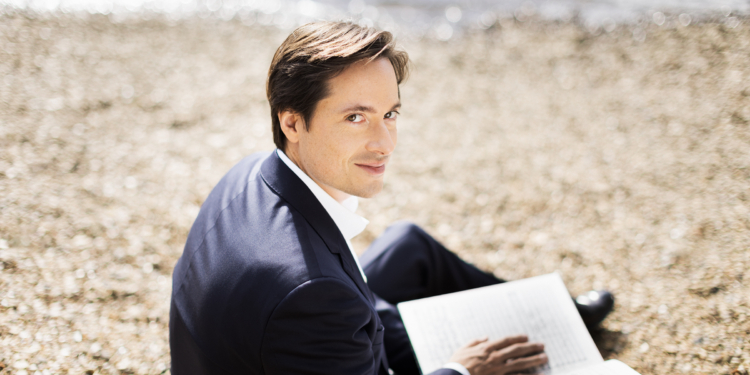 Leo McFall ist seit der Saison 2020/21 Chefdirigent des Symphonieorchester Vorarlberg.

Foto: Benjamin Ealovega