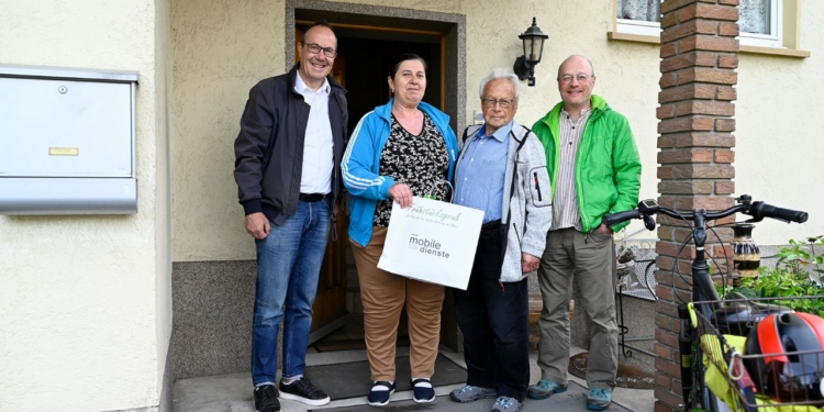 Vizebürgermeister Andreas Prenn (links) bei der Übergabe