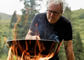 Symbolbild: Feuerkoch Tom Heinzle brät Beilagen für sein Wildgericht. Bild: ServusTV