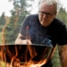 Symbolbild: Feuerkoch Tom Heinzle brät Beilagen für sein Wildgericht. Bild: ServusTV