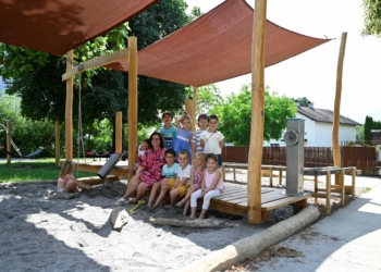 Bgm. Katharina Wöß-Krall mit Kindern des Kindergarten Markt beim neu gestalteten Wasserspielplatz © MG Rankweil/Zimmermann