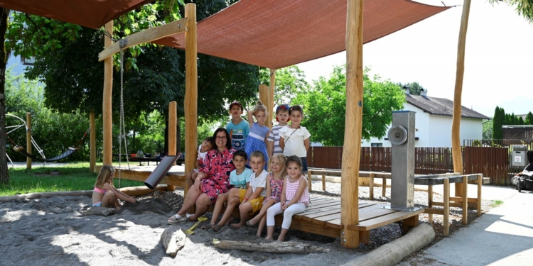 Bgm. Katharina Wöß-Krall mit Kindern des Kindergarten Markt beim neu gestalteten Wasserspielplatz © MG Rankweil/Zimmermann