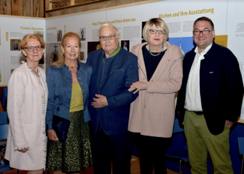 Dkfm. Ing. Walter Fend (M.) mit Begleitung (2. v. l.), den Co-Autoren Dagmar Ullmann-Bautz (l.), Heinz Franziska Ullmann (2. v. r.) sowie Verleger Christof Thöny. Bilder: Gerhard Scopoli