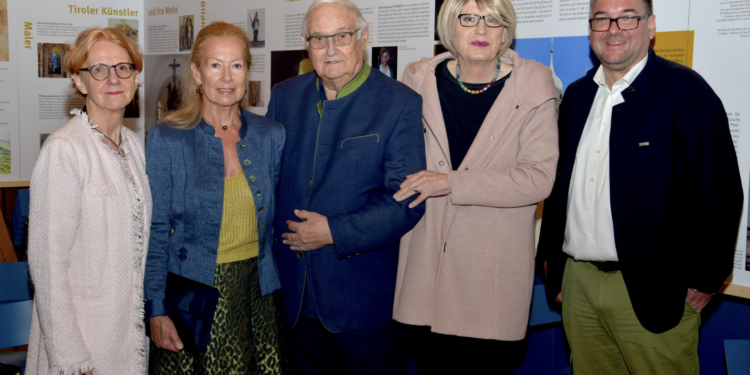 Dkfm. Ing. Walter Fend (M.) mit Begleitung (2. v. l.), den Co-Autoren Dagmar Ullmann-Bautz (l.), Heinz Franziska Ullmann (2. v. r.) sowie Verleger Christof Thöny. Bilder: Gerhard Scopoli