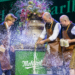 Beim Fassanstich durch Bürgermeisterin Andrea Kaufmann wird Braumeister Tim Gröger heuer von den jungen Brau- und Getränketechnikern Florin Feuerstein und Tim Ziolek unterstützt. Foto: Michael Siblik