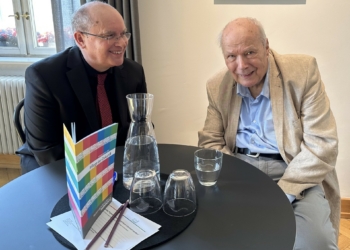 Karlheinz Albrecht mit seinem Nachfolger in der Stadtbibliothek Dt. Hans Gruber. Foto: Helmut Köck