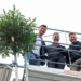 Handwerker ziehen den traditionellen Firstbaum auf das Dach der fertigen Rohbauten am Garnmarkt Ost. (Foto: Bernd Hofmeister)