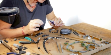 Yvonne Ebner in der Schmuckwerkstatt