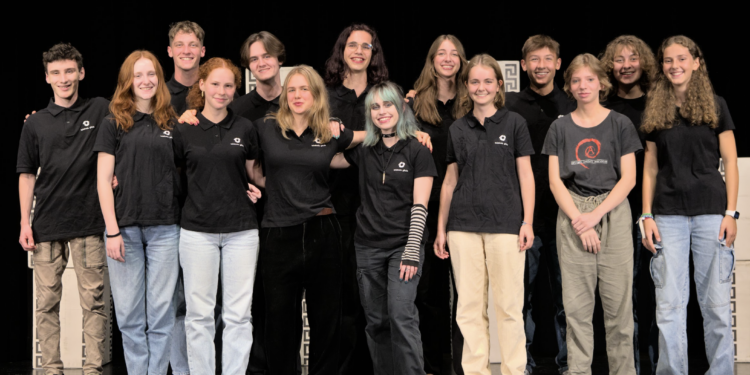 Die Mitwirkenden der Produktion von links nach rechts:
Jakob Begle, Anna Klas, Marius Krampl, Laura Dünser, David Ammon, Maja Löschnigg, Leandro Baur, Hannah Pasterk, Anika Fend, Hanna Dünser, Pio Egle, Aiden Alton, Paula Futscher und Zahra Bucher.