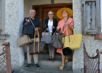 Manfred Böhmwalder, Christl Berchtold und Andrea Fritz-Pinggera mit einer Auswahl der angebotenen Taschen.