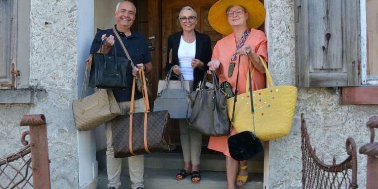 Manfred Böhmwalder, Christl Berchtold und Andrea Fritz-Pinggera mit einer Auswahl der angebotenen Taschen.