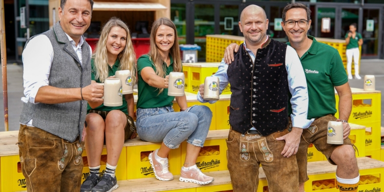 Das Team der Mohrenbrauerei freute sich über den größten Brausilvester der Mohrenbräu-Geschichte.

Foto: 7PRO.TV Medienproduktionen