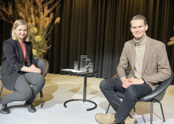 : Miriam Beller und Paul Krisai auf der Bühne. Foto: Gemeinde