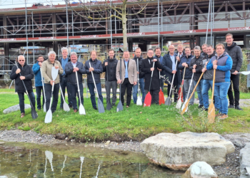 Bürgermeister der Walgaugemeinden mit Untere Au Geschäftsführer Markus Burtscher
(dritter von links) und Architekt Hermann Gort (vierter von links).
Foto: Marktgemeinde Frastanz