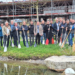Bürgermeister der Walgaugemeinden mit Untere Au Geschäftsführer Markus Burtscher
(dritter von links) und Architekt Hermann Gort (vierter von links).
Foto: Marktgemeinde Frastanz
