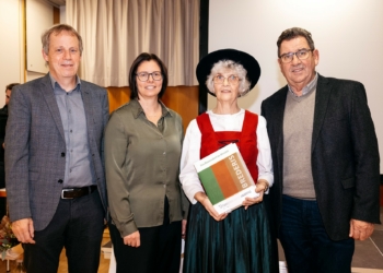 v.l.n.r. Archivar Norbert Schnetzer, Bürgermeisterin Katharina Wöß-Krall, Autorin Doris Steidl und Gemeinderat Helmut Jenny freuten sich über die Brederis-Chronik. © Lisa Mathis