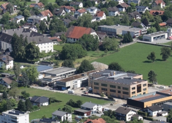 Neue und alte Volksschule Altenstadt. Fotos: Werner Schatzmann