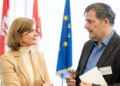 Landesstatthalterin Dr. Barbara Schöbi-Fink mit Karlheinz Kindler (IV). Foto: Land Vorarlberg/A. Serra