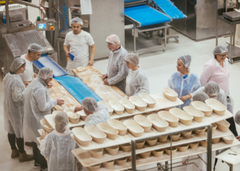 Alle Besucher der Brotpräsentation durften am 5.3. abends ihren eigenen Urdinkelschatz backen. Foto: Lisa Mathis