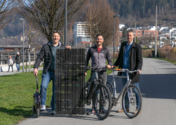 Alexander Moosbrugger (mo energy systems), Peter Gschliesser (PR Stromkreis Elektrotechnik GmbH) und Gerold Strehle (Büro für Architektur und Umweltgestaltung) präsentieren eine kosteneffiziente Lösung für PV-Radwege. (Foto: Matthias Weissengruber)