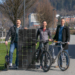 Alexander Moosbrugger (mo energy systems), Peter Gschliesser (PR Stromkreis Elektrotechnik GmbH) und Gerold Strehle (Büro für Architektur und Umweltgestaltung) präsentieren eine kosteneffiziente Lösung für PV-Radwege. (Foto: Matthias Weissengruber)