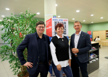 Stefan Bereuter (Dornbirner Seilbahnen und Panoramarestaurant Karren) und Isolde Steurer (Almhotel Hochhäderich) mit AMS Landesgeschäftsführer Bernhard Bereuter im Zuge der Tourismusjobbörse. @ AMS Vorarlberg