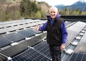 Elmar Stüttler, Obmann und Gründer von Tischlein deck dich, freut sich über die leistungsstarke PV-Anlage mit Stromspeichern und E-Auto-Ladestationen. Foto: Hansesun