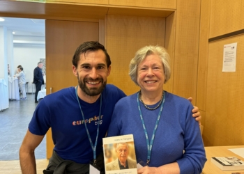 CR Bandi Koeck mit Hanna Feingold, der Witwe von Marco Feingold, im März 2024 in Wien.