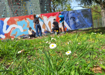 Zaunkunst mit Domingo Mattle beim Kletterturm. Fotos: Vorarlberger Kinderdorf