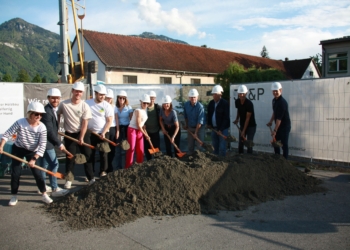 Die Allgemeinmediziner:innen Johanna Dreibholz (7.v.l.), Christine Spiegel-Bimmer (5.v.l.), Mathias Gretler (2.v.r.) und Christine Schwärzler (nicht im Bild) beim gemeinsamen Spatenstich mit aks Präsident Harald Schlocker (3.v.r), aks Geschäftsführer Georg Posch (4.v.r.), aks Prokurist Martin Berthold (2.v.l.) und Rainer Gebhard, Architekturbüro JK&P (6.v.r.), David Nussbaumer, Kaufmann Zwei (1.v.r.) Lars Schroff, Kaufmann Zwei (3.v.l.) mit Ordinationsassistentinnen & Kolleginnen und Kollegen. Foto: AKS