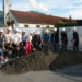 Die Allgemeinmediziner:innen Johanna Dreibholz (7.v.l.), Christine Spiegel-Bimmer (5.v.l.), Mathias Gretler (2.v.r.) und Christine Schwärzler (nicht im Bild) beim gemeinsamen Spatenstich mit aks Präsident Harald Schlocker (3.v.r), aks Geschäftsführer Georg Posch (4.v.r.), aks Prokurist Martin Berthold (2.v.l.) und Rainer Gebhard, Architekturbüro JK&P (6.v.r.), David Nussbaumer, Kaufmann Zwei (1.v.r.) Lars Schroff, Kaufmann Zwei (3.v.l.) mit Ordinationsassistentinnen & Kolleginnen und Kollegen. Foto: AKS