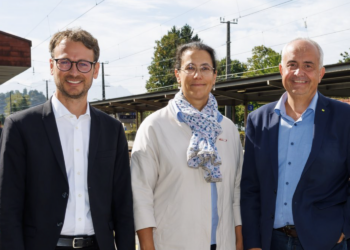 Daniel Zadra mit dem Götzner Bürgermeister Manfred Böhmwalder. Foto: Land Vorarlberg