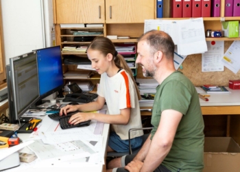 Einmal dem Papa bei der Arbeit über die Schulter geschaut. © BIFO