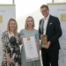 Familienministerin Susanne Raab (l.) überreichte den Staatspreis an CEO Roland Comploj und Perrine Getzner. Bildquelle: Harald Schlossko