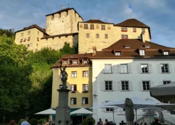Schattenburg in der Abendsonne. Foto: Doppelbauer