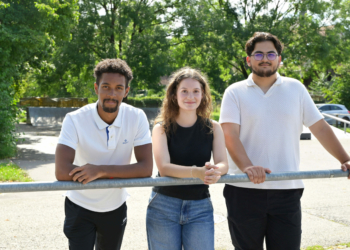 Yusuf Celik, Jana Hofacker und Nesta Ezeh sind diesen Sommer für die Spielplatzbetreuung in Rankweil zuständig. Foto: Gemeinde/Kevin Zimmermann
