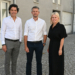 Bürgermeister Manfred Rädler mit Dr. Stephan Wille-Angerer und Stadträtin Julia Berchtold vor der zukünftigen Ordination. Foto: Stadt