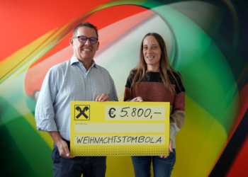Herbert Windhager von SOLA übergibt 5.800 Euro an Martina Elbs für schwerkranke Kinder in Vorarlberg. Foto: SOLA