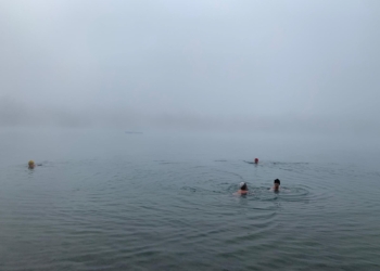 Die Paspelsseen sind der ideale Ort für Winterschwimmer und Eisbader. Foto: Helga Bertschler