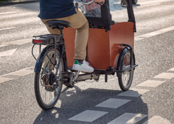 Lastenrad faehrt auf dem Radweg