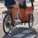 Lastenrad faehrt auf dem Radweg
