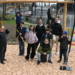 Die Mitglieder der Kinderstadtvertretung und Stadträtin Nathalie Koch verteilten die Hackschnitzel rund um die neue Fitnessanlage. (Foto: Stadt Feldkirch)