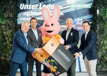 ©Daniel Willinger.jpg
v.l.n.r.: Thomas Maier (Geschäftsführer, ERA), Harald Hauke (Vorstandssprecher, ARA AG), Duracell-Hase, Gregor Weigerstorfer (Sales Dach, Duracell Austria) & Jan Niclas Brandt (CEO, MediaMarkt Österreich) Foto: ARA