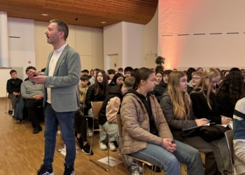 Gregor Loser im Gemeindesaal Triesen vor knapp 300 Schülern aus dem ganzen Land. Fotos: Bandi Koeck